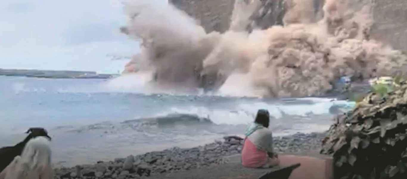 Η στιγμή που τα βράχια πέφτουν στην παραλία - «Τρέξτε!» φώναζαν οι λουόμενοι (βίντεο)